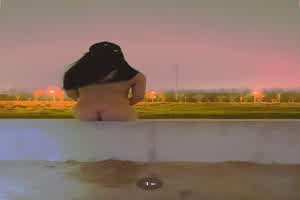 户外裸体露出  背景图片