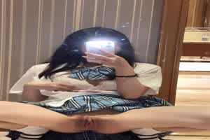 jk 学妹对镜自拍  背景图片