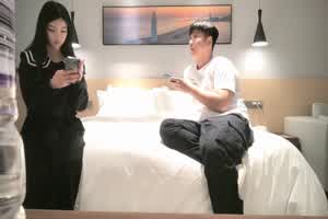 【操的都翻白眼，这是给鸡玩明白了】高颜值从不让人失望，干到浑身颤抖，还叫快点不要停，水都流出来了！  背景图片