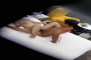 酒店偷拍夫妻啪啪 淫叫超大声～～  背景图片