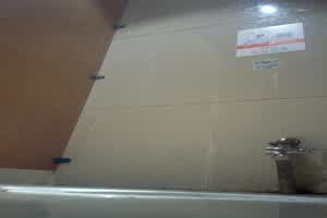 厕所偷拍小姐姐还在划手机  背景图片