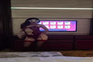 我家媳妇在我面前扭，受不了想干死她  背景图片