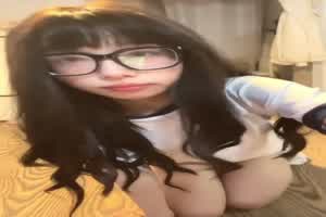 学着狗狗吐舌自慰  背景图片