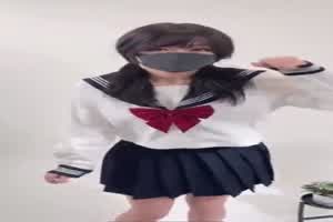 水手服美少女摇身一变cos御姐  背景图片