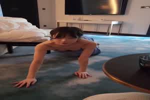 平时一本正经的舞蹈老师趴着过来吃鸡巴  背景图片