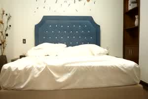 3p！气质颜值御姐遭大罪，被哥两轮流爆操，深喉大屌，爽的呻吟不断。  背景图片