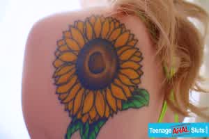 金发骚妹子与大叔啪啪，不走前门走后门，被肏得失声淫叫  背景图片