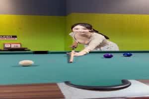 有没有犯规不知道，怎么有三个白球  背景图片