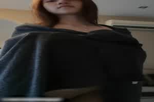 爆乳正妹奶子诱人 宅男们都想他一口吃掉  背景图片