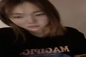 纹身小太妹拿自慰棒深插下体  背景图片