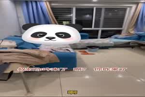 【叔叔你咋来了？】打电话偷情老公问“孩在外看动漫片”看到王叔来告诉他妈妈在房间，锁起门来就无套插  背景图片