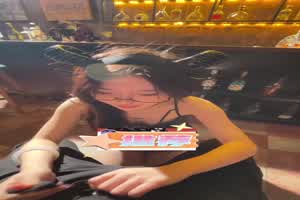 露脸魅魔奴隶给主人口交  背景图片