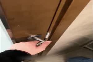 留宿疏通OL同事正妹，前后两个姐姐我都爱。  背景图片