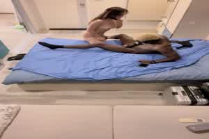 【猎黑♥媚黑】极品御姐被健壮黑鬼疯狂输出，20cm大黑棍顶入子宫，直呼太大了【完整版已更新】  背景图片