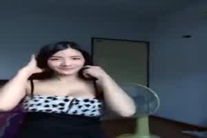 小姐姐真漂亮，胸抖起来真可爱 ！  背景图片