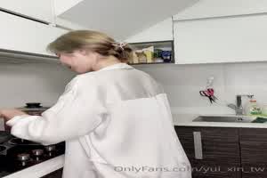 星国辛尤里 厨房正妹小厨娘  背景图片