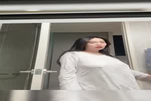 看射了都，湿身巨乳装最为致命  背景图片