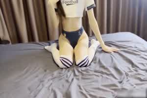 cola酱 足球宝贝欠前不还只好卖逼还债 中文字幕  背景图片