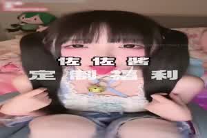 抖音佐佐酱直播吐舌头翻白眼的啊嘿颜  背景图片