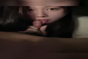 气质女友连舔肉棒都那么优雅  背景图片