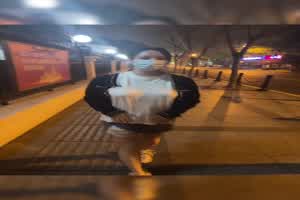 疯传！！裸女到处逛大街  背景图片