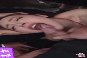 高颜值女神被十几个不同的鸡巴射在嘴里，妥妥的精液肉便器  背景图片