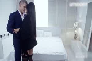 黑丝小姐姐 身材高挑吃奶舔逼 被大洋吊无套爆插 娇喘不停 最后口爆吃精  背景图片