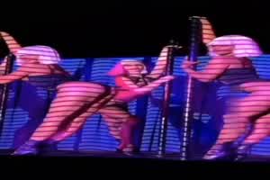 Lisa疯马秀首秀现场片段  背景图片