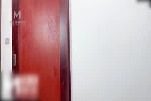 丽萨 毒品控制AV女优 快乐水上瘾秒变母狗  背景图片