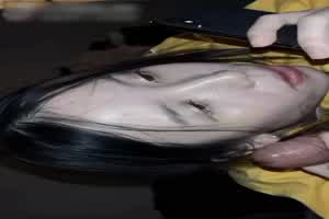 边和她妈妈打电话边帮我口  背景图片