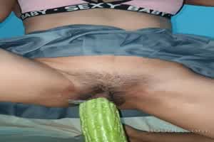 小骚妇老公不在家买来大苦瓜插入骑乘模仿做爱  背景图片