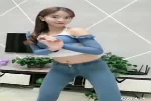 可爱芭蕾舞者的极致柔软度  背景图片