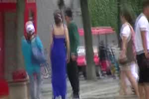 慎入！广场一路跟踪偷拍个的极品模特到女厕一窥她的逼逼  背景图片