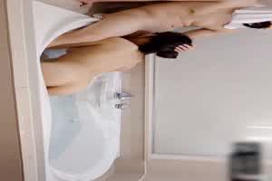 爱吃鸡巴的极品女友  背景图片