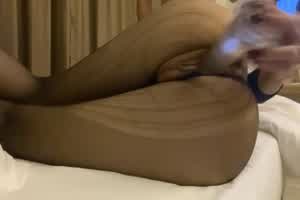 自购91最猛大神免费版-必看！超大阳具插的母狗腿都在抖，酒店开门后入操的狂叫内射！  背景图片