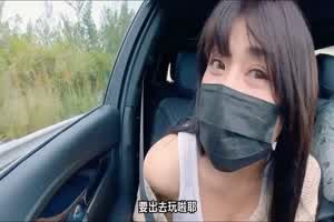 大奶女友在去玩的路上发骚！在路边就给我口交直接坐上去  背景图片