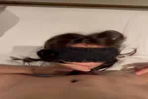 偷情女子还在跟男友讲电话 真不怕被男友听到声音  背景图片