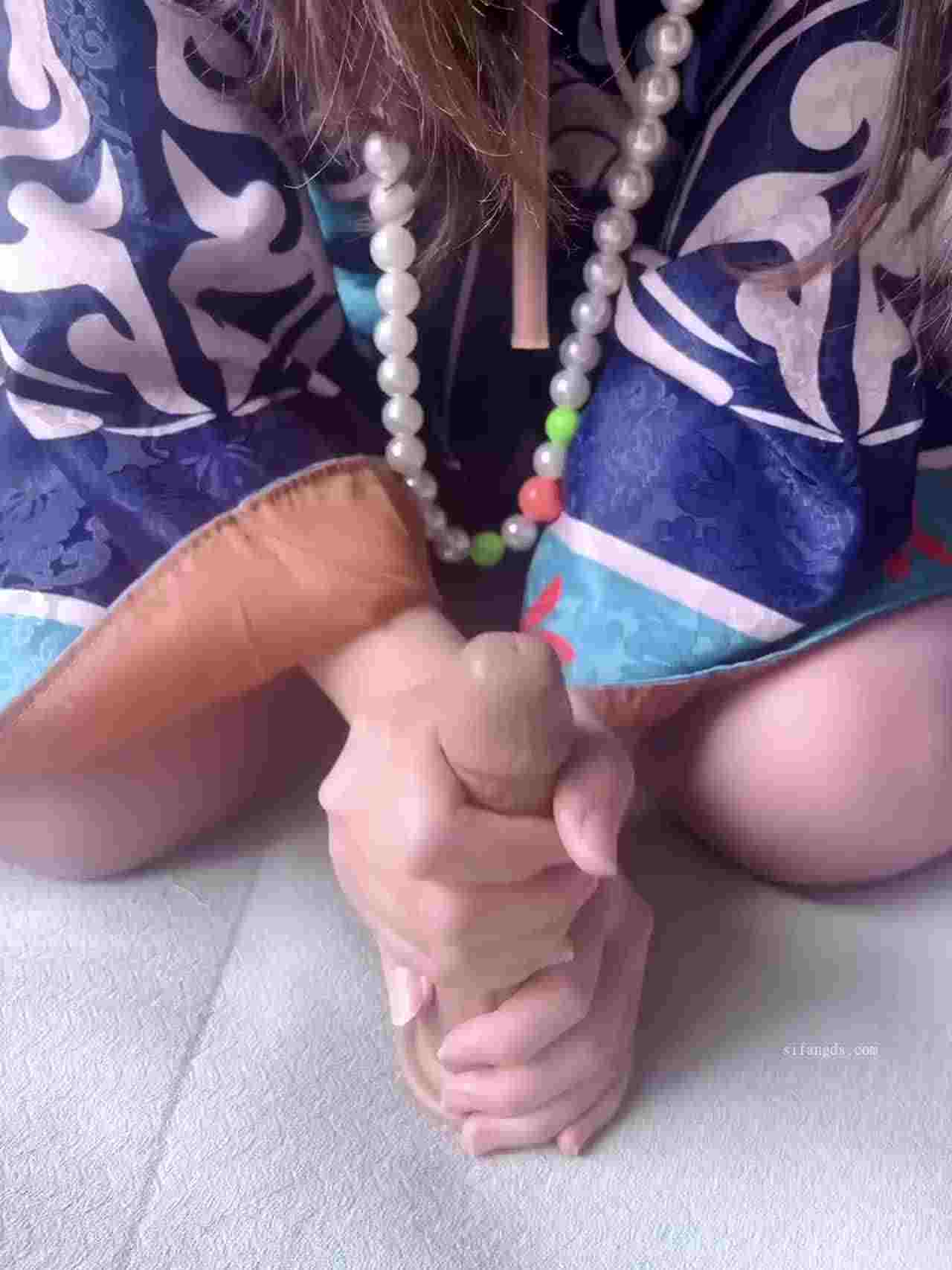  紫色丝袜确实不好看还是喜欢黑色和白色 的剧照1