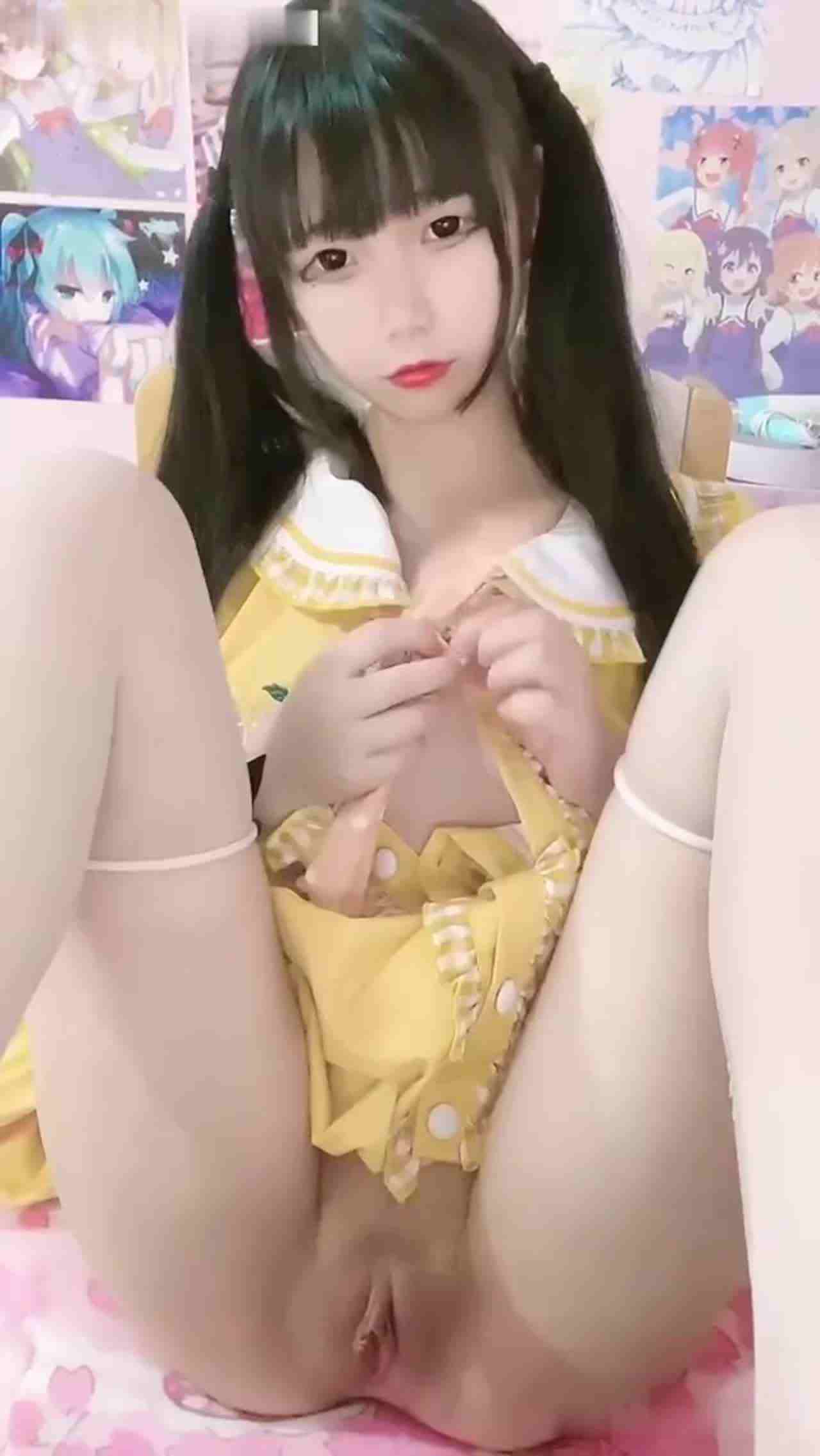  极品双马尾萝莉超白皙粉穴 的剧照6