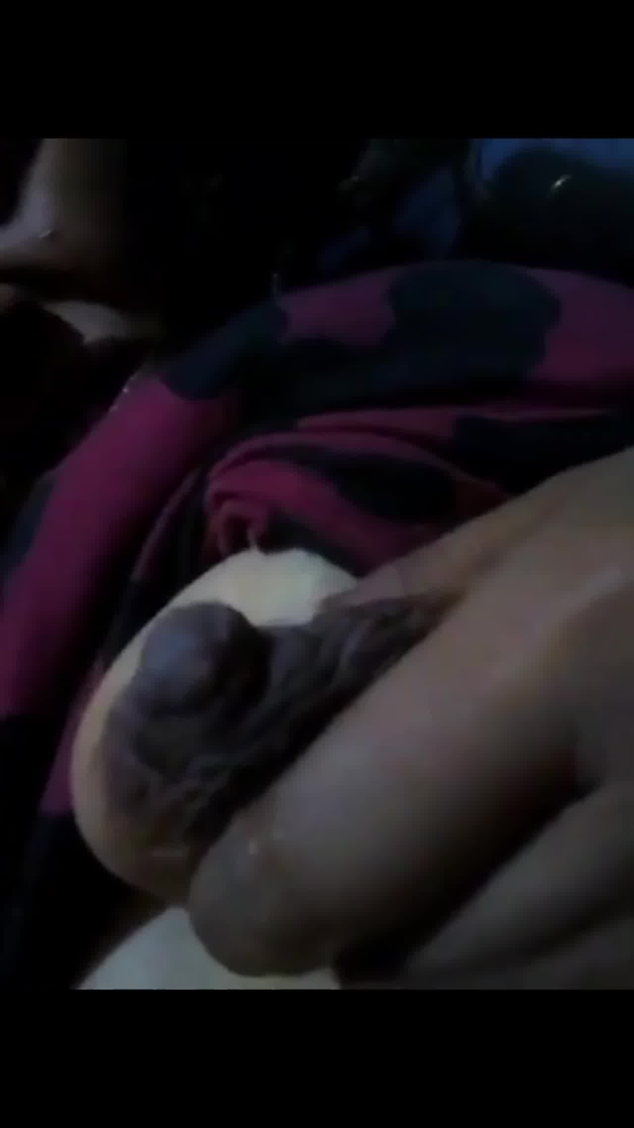  【稀缺资源母乳喷水大合集】有的奶特别浓厚，有的跟水一样特别淡，有没有懂哥说一下这是怎么回事？ 的剧照7