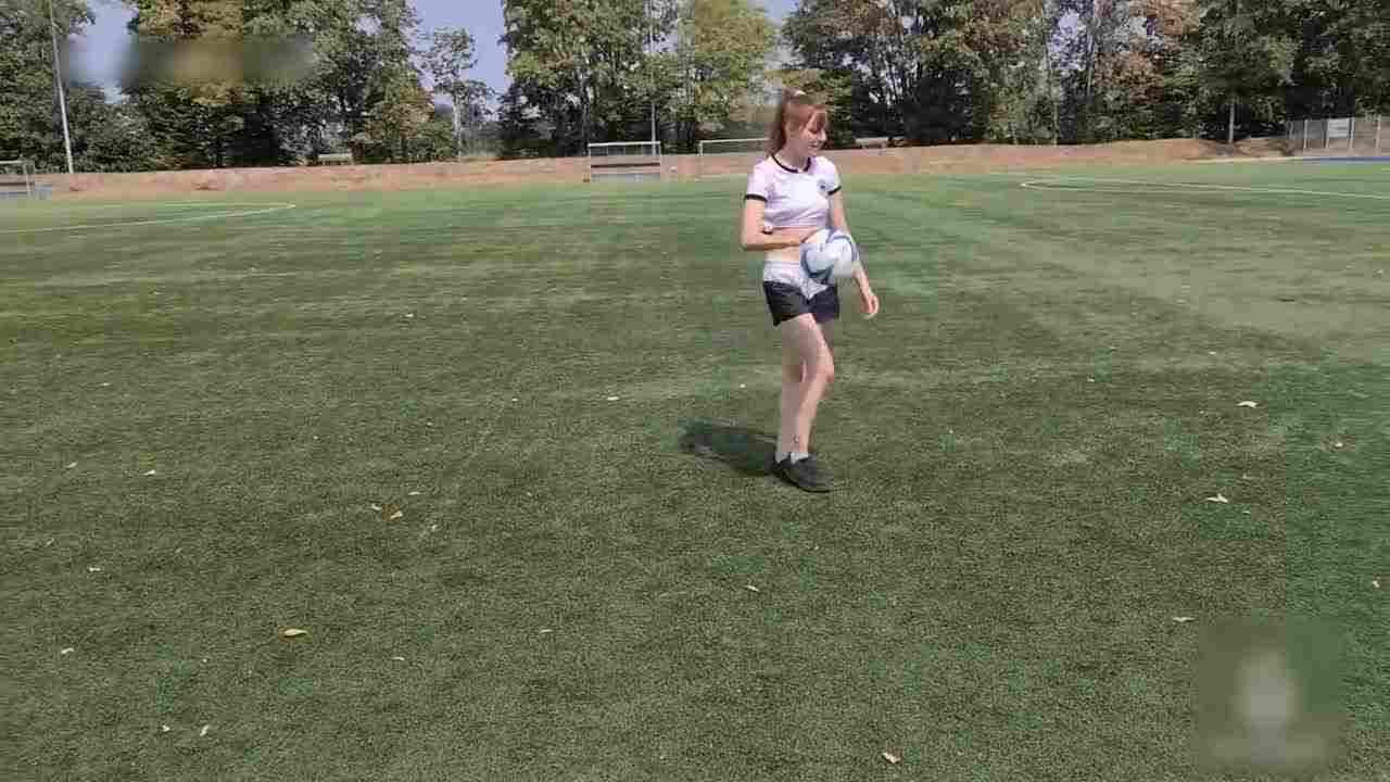  【情色奥运】性感足球宝贝野外性爱1 的剧照8