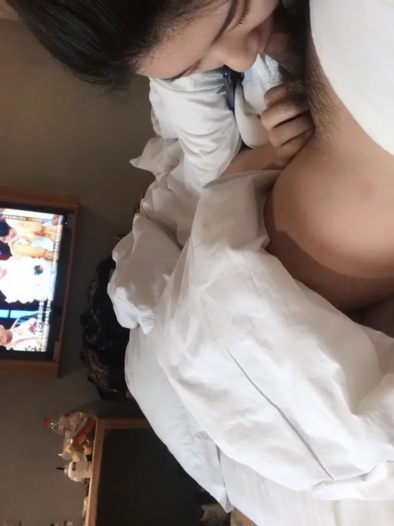  漂亮姐姐最爱吃冰棒 的剧照1