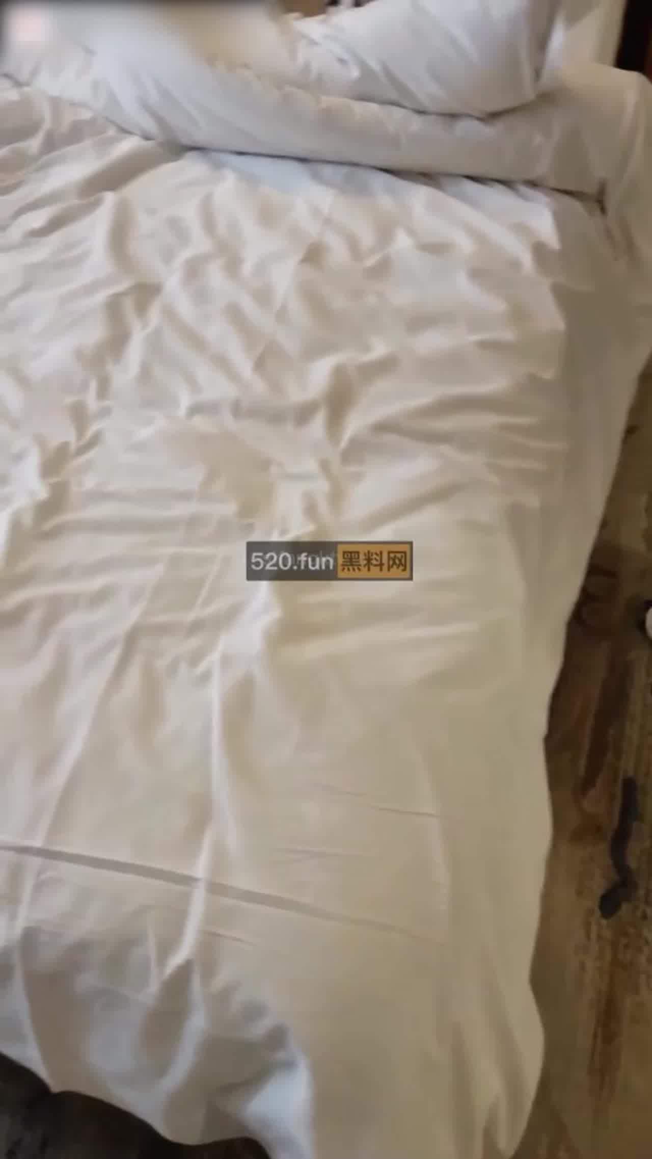  穿上女仆装尽情在酒店与炮友狂欢 的剧照2