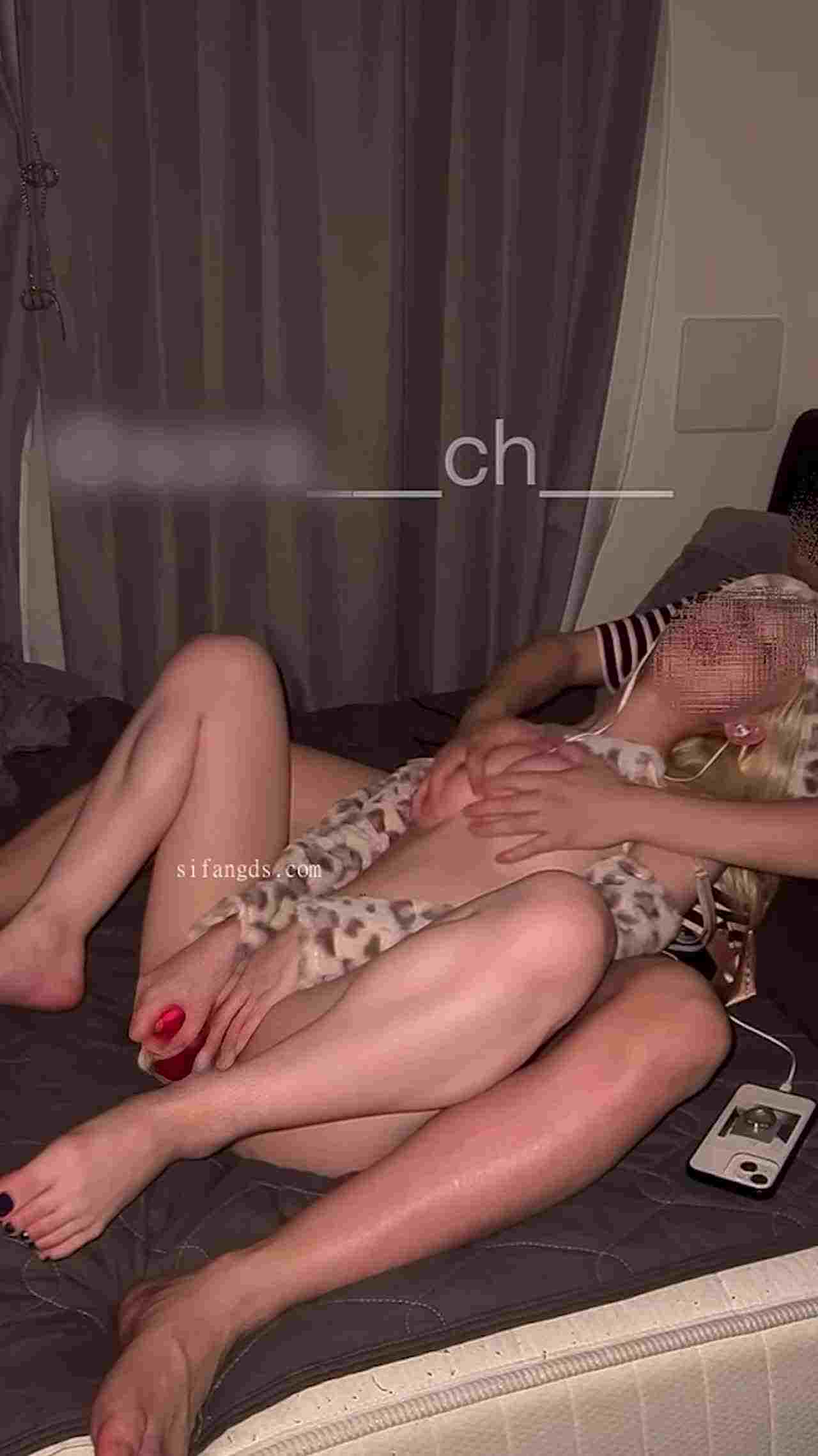  粉鲍正妹白嫩双腿敞开轻松插入♥ 的剧照2