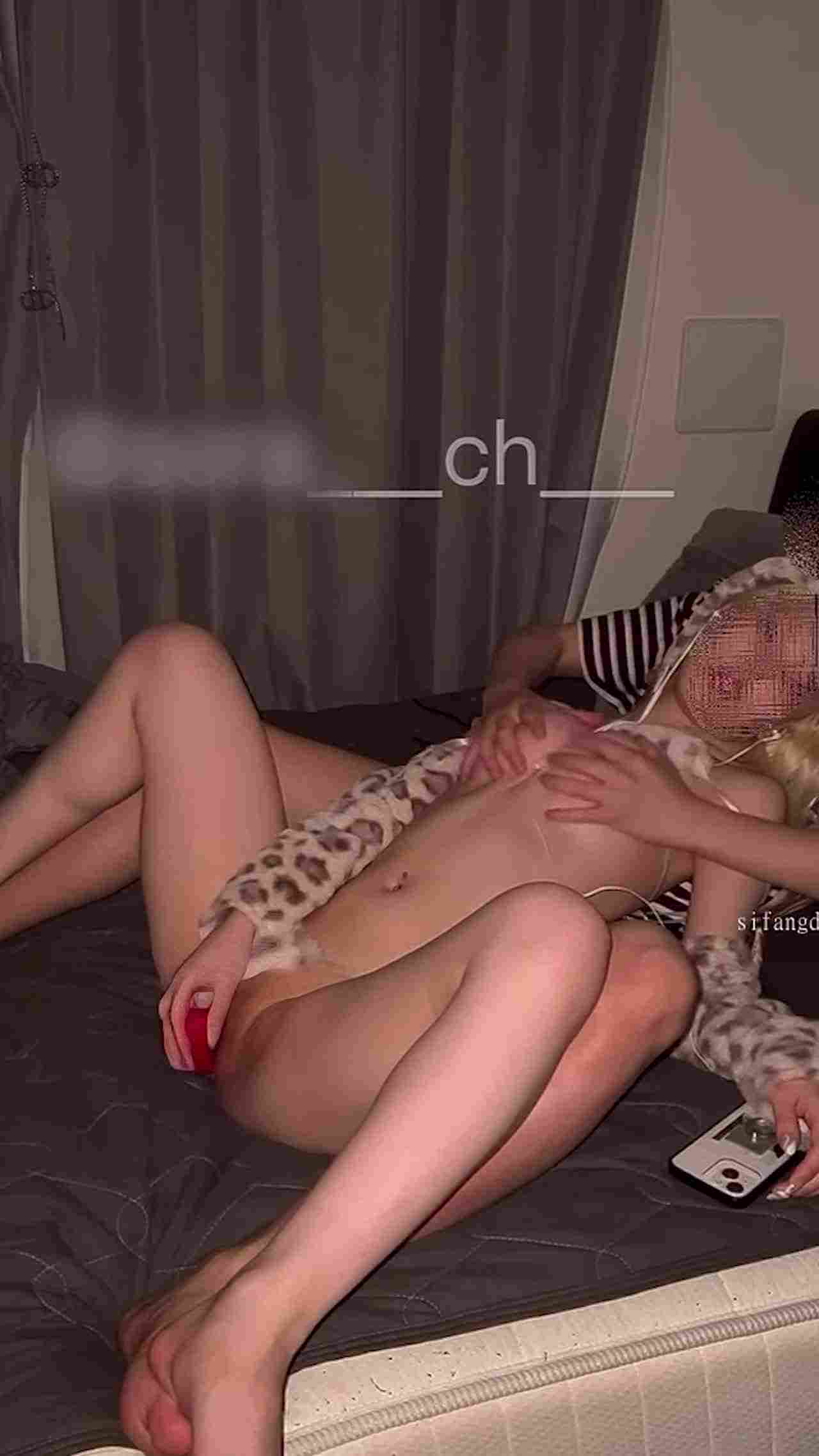  粉鲍正妹白嫩双腿敞开轻松插入♥ 的剧照3