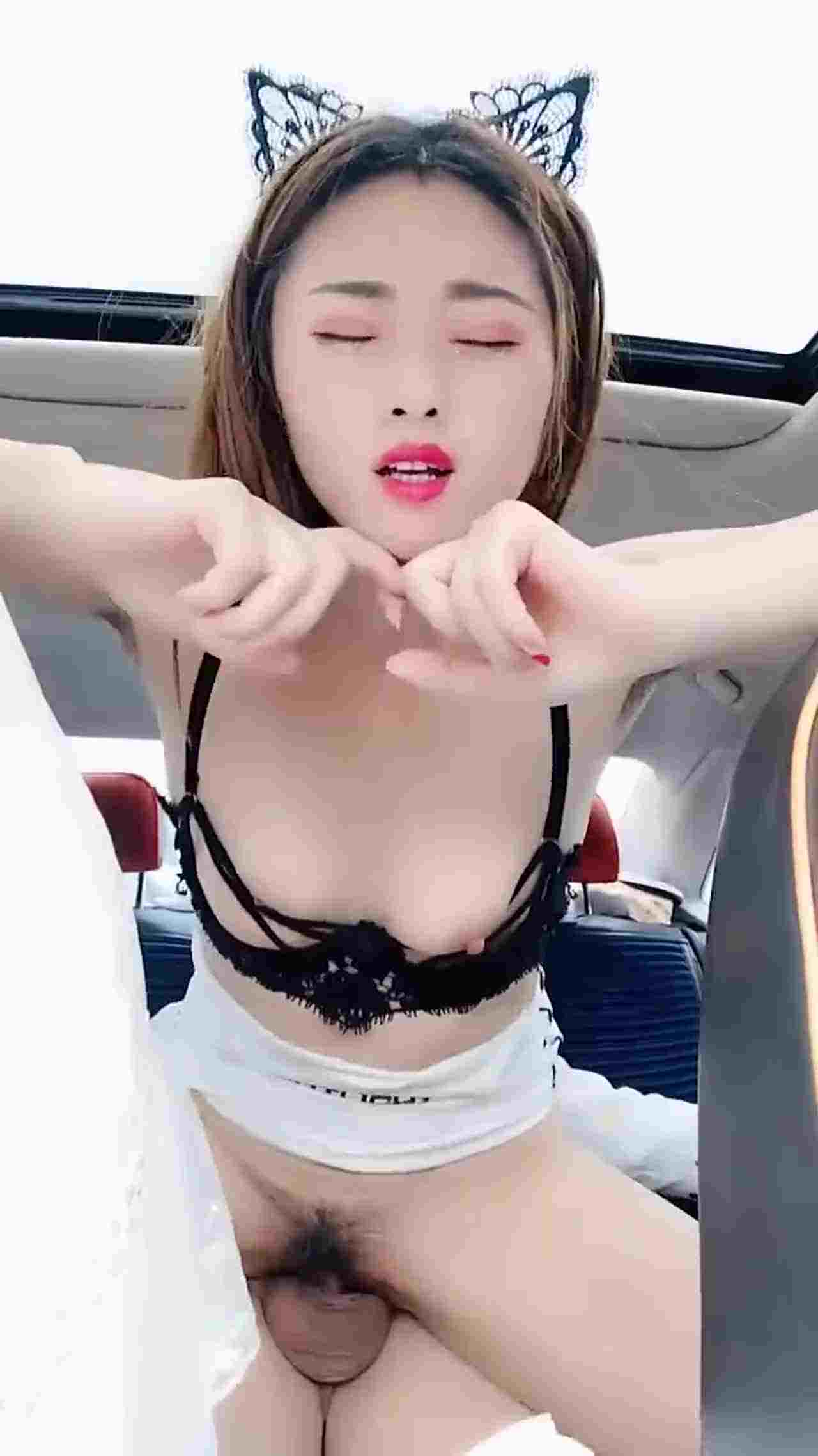  淫荡极品小少妇，户外勾搭，被司机车震被无套内射 的剧照6