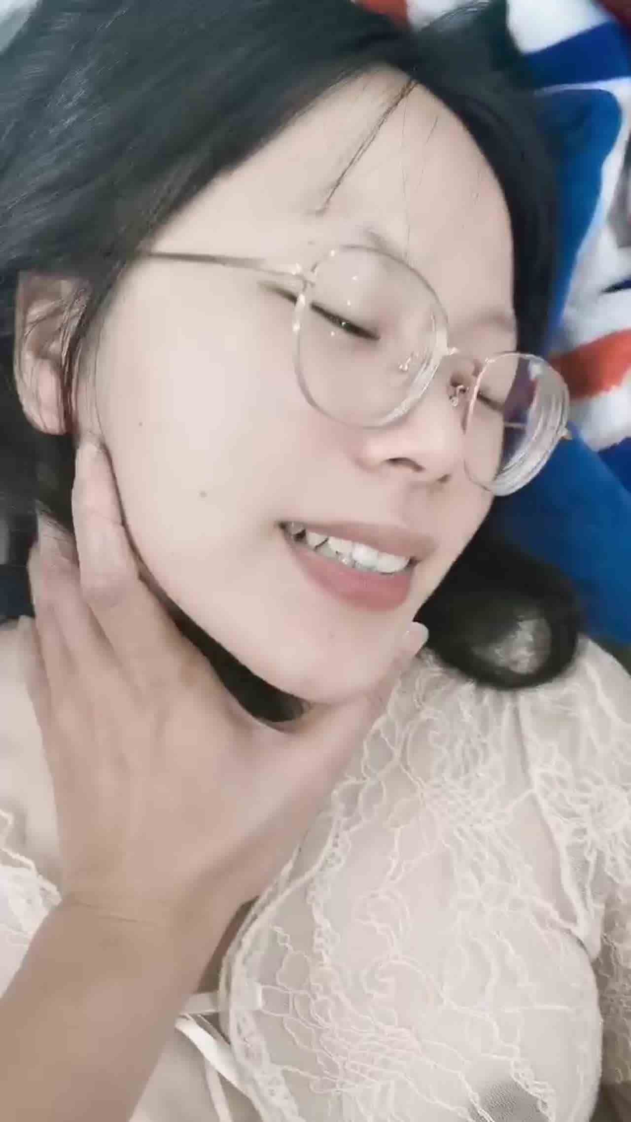  眼睛老师的娇喘声都和别人的不一样，太骚了 的剧照9