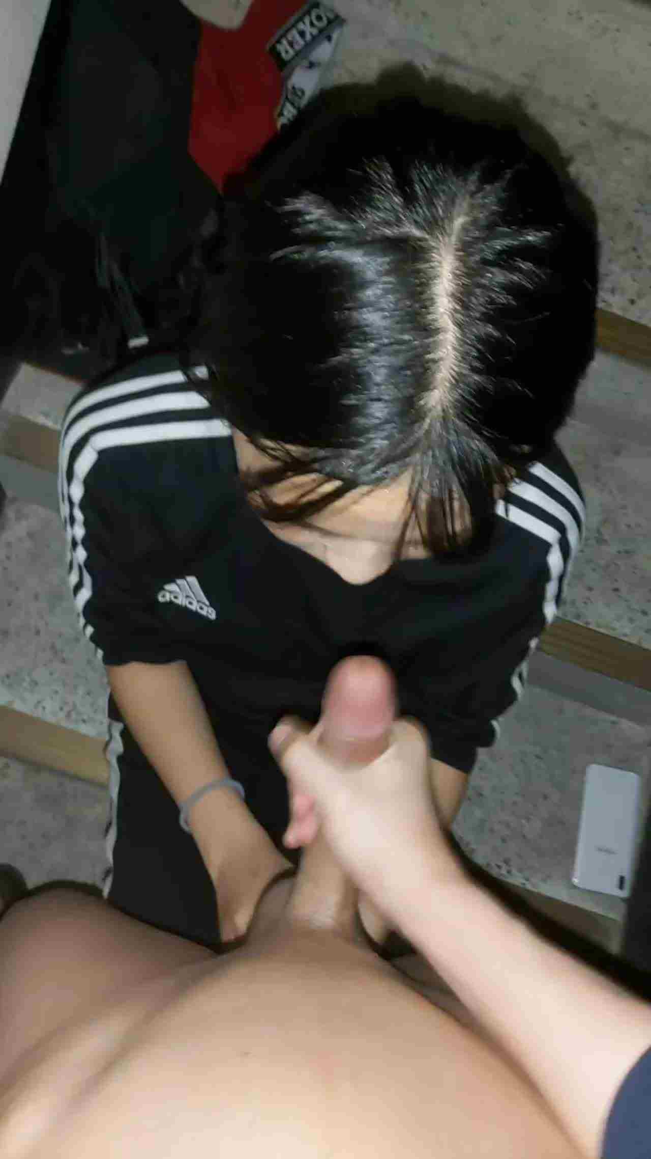  渣男再次约隔壁良家嫩妹楼梯间撸炮 的剧照3