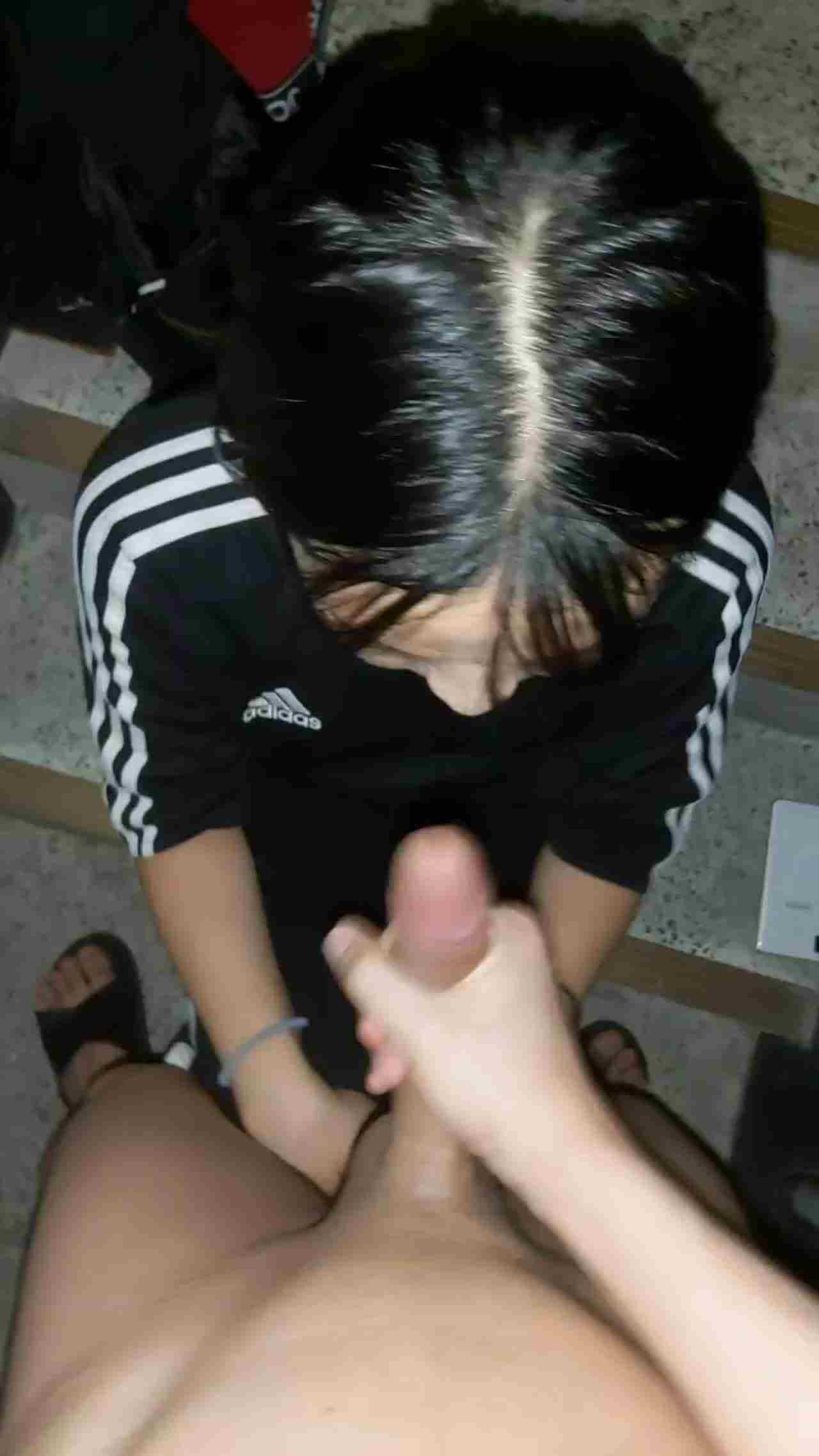  渣男再次约隔壁良家嫩妹楼梯间撸炮 的剧照9