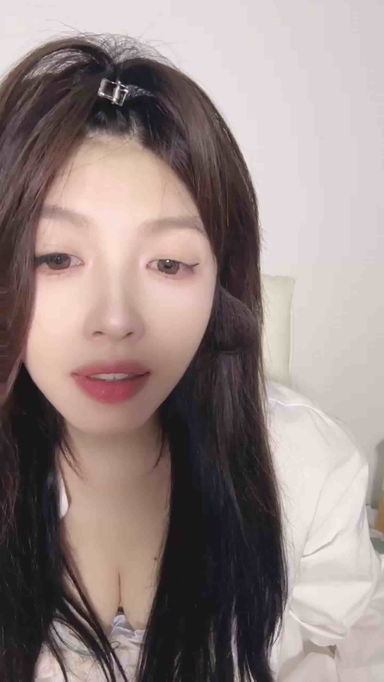  航空大学极品女神来了，哇塞太漂亮模特身材~自慰大秀无剪辑这么小逼毛就这么浓厚 的剧照2